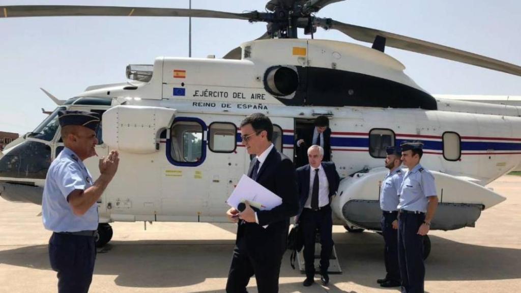 Pedro Sánchez, junto a un helicóptero Super Puma del 402 escuadrón.