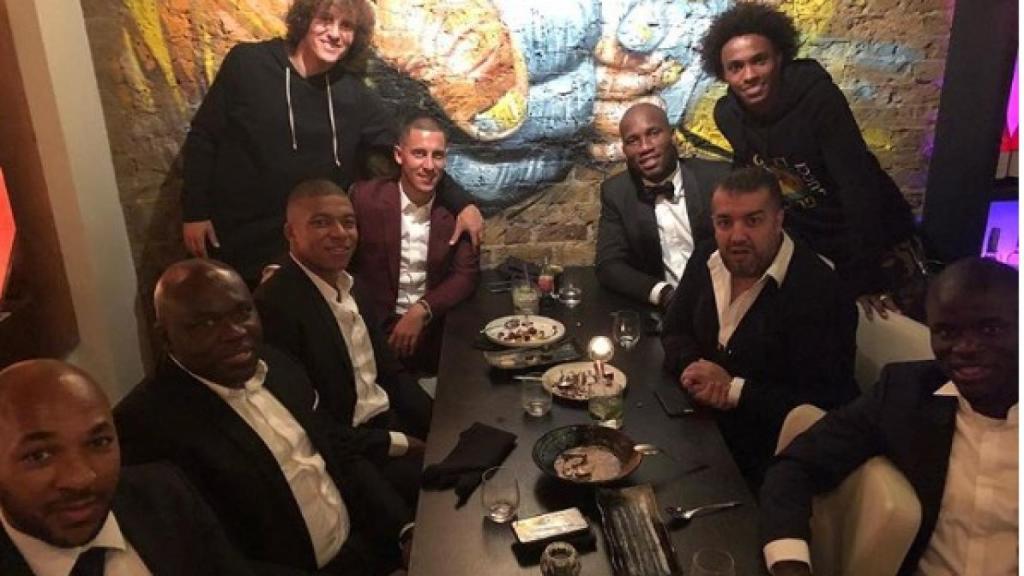 Mbappé, Hazard, Kanté, Drogba, William y David Luiz cenando tras la gala The Best 2018