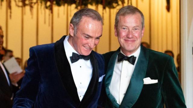 Lord Ivar Mountbatten con su marido el día de su boda en una imagen de redes sociales.