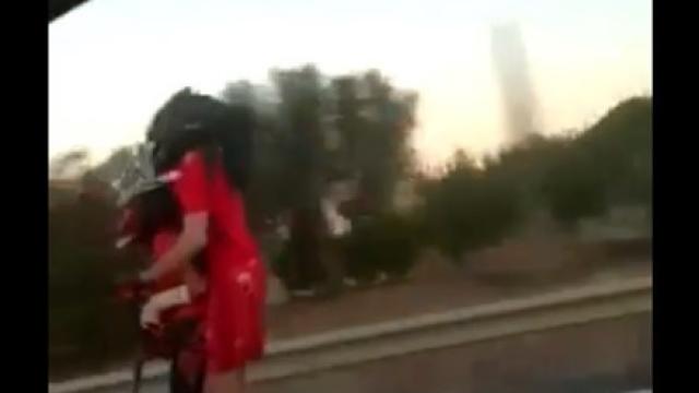 En patinete por una autovía de Sangunto a gran velocidad