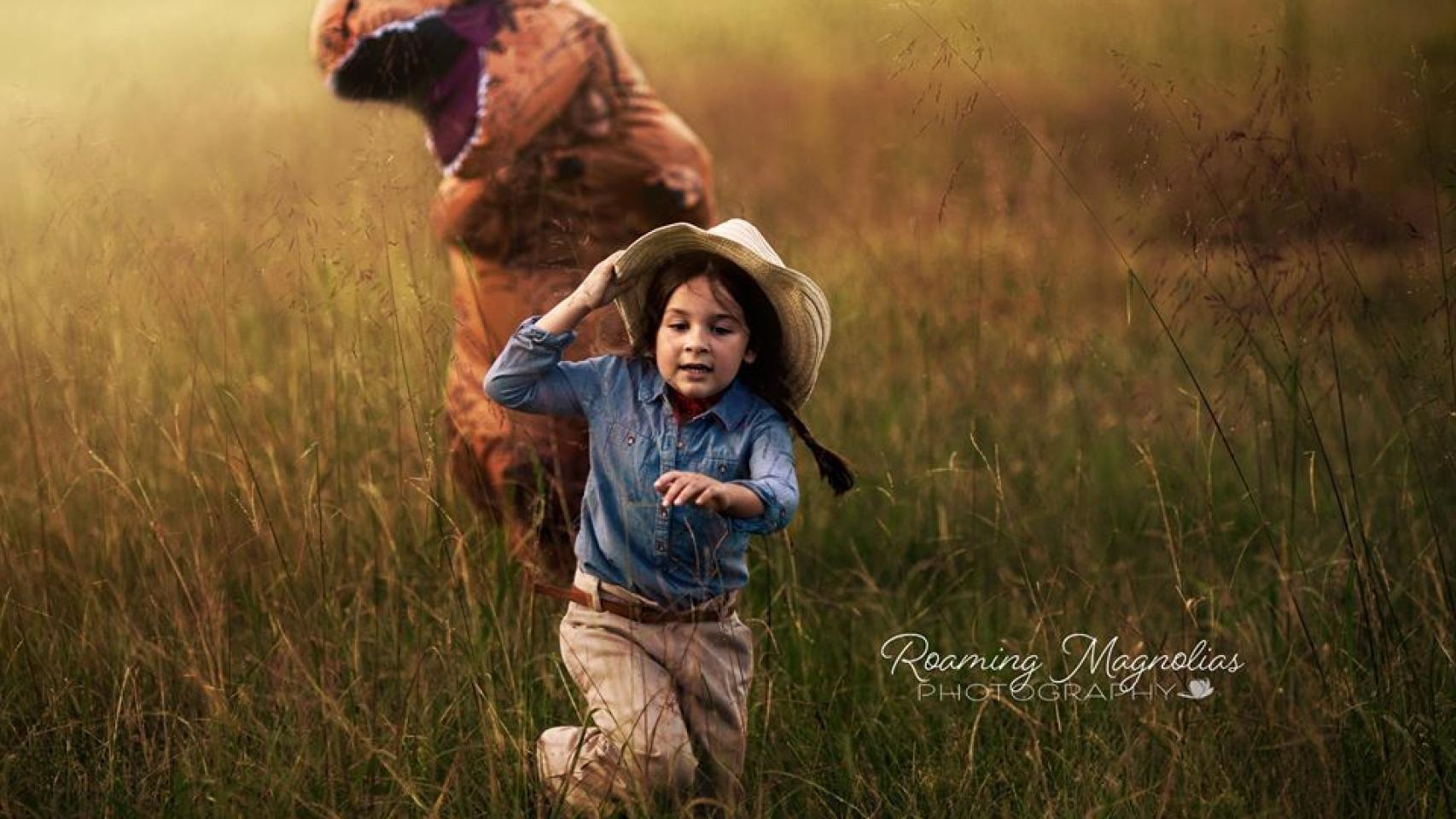 Este niño autista solo deja que le saquen fotos familiares disfrazado de tiranosaurio
