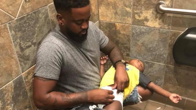 La fotografía de Donte cambiando a Liam que se ha hecho viral en la redes