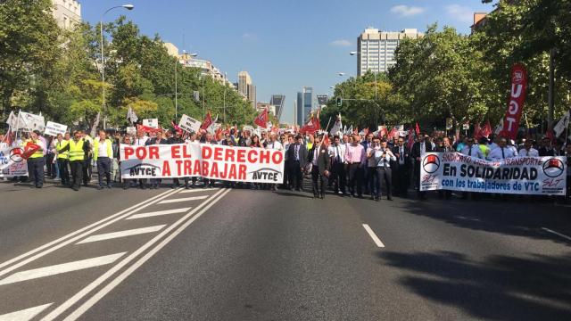 Los conductores de Uber y Cabify este jueves en el Paseo de la Castellana.