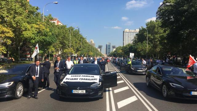 Conductores de Uber y Cabify cortan seis carriles del paseo de la Castellana