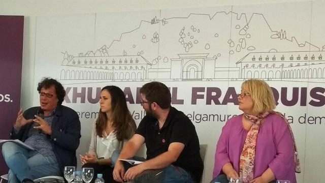 Guixé, Belarra, Urbán y Torija, durante la presentación del proyecto para el Valle de los Caídos, ante un croquis sin la Cruz.