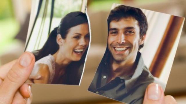 En España, durante 2017, 102.341 parejas decidieron poner fin a su matrimonio, un 1% más que el año anterior.