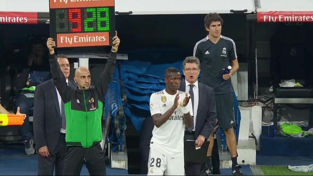 Vinicius sustituye a Benzema en su debut oficial con el Real Madrid