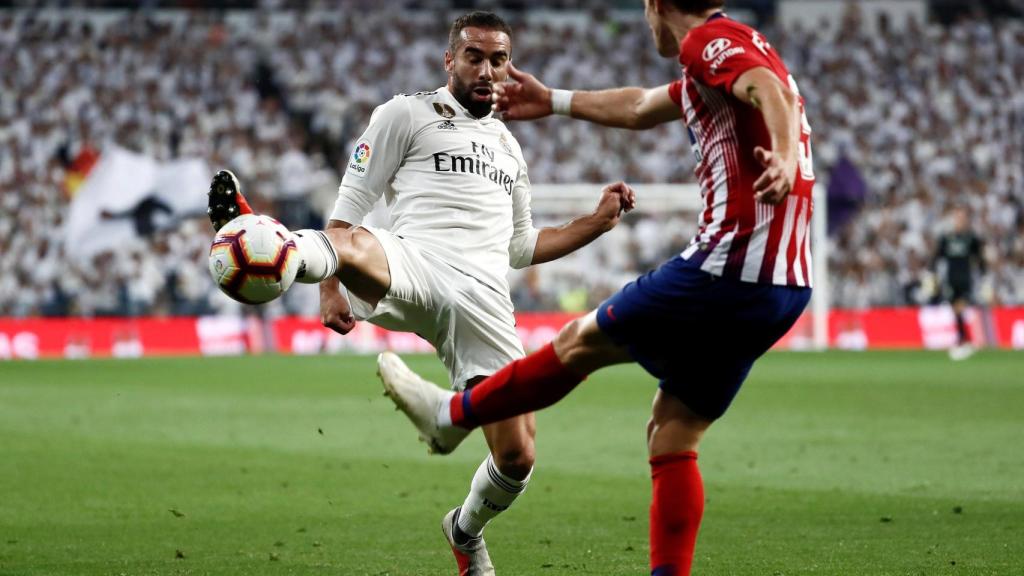 Carvajal disputa el balón ante el jugador brasileño del Atlético de Madrid, Filipe Luis