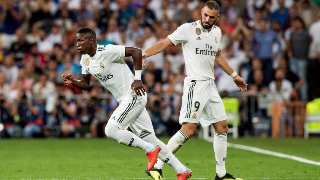 Vinicius ingresa en el terreno de juego sustituyendo a su compañero, el francés Karin Benzema