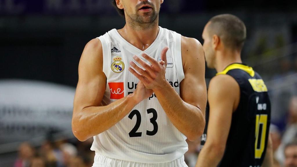 Sergio Llull aplaude durante el Real Madrid - Iberostar Tenerife. Foto: Twitter (@RMBaloncesto)