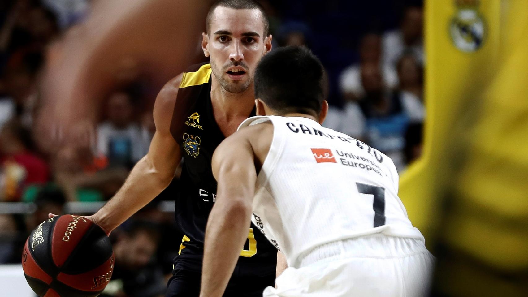 Campazzo defiende a un jugador del Iberostar