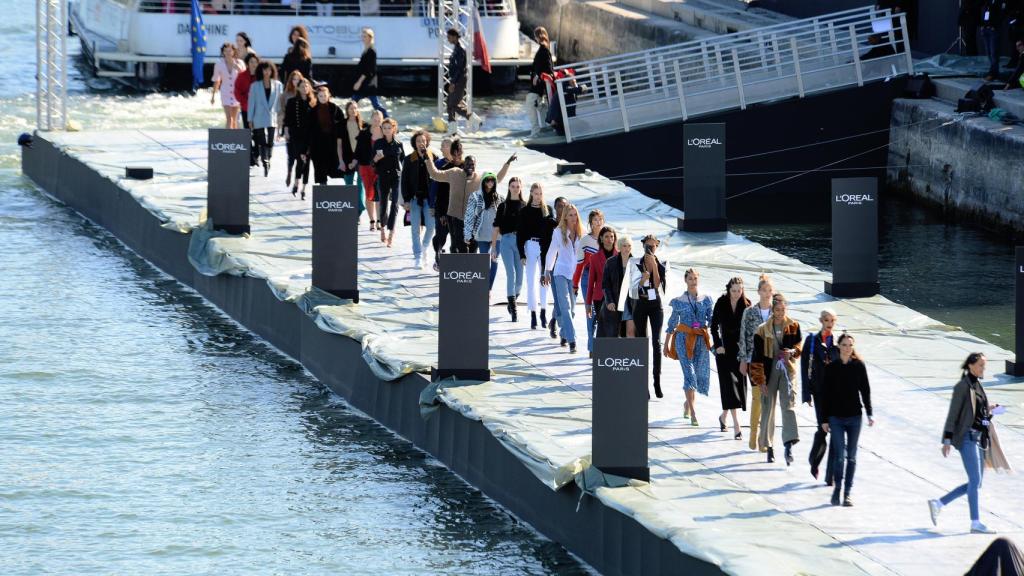 Modelos durante el desfile.