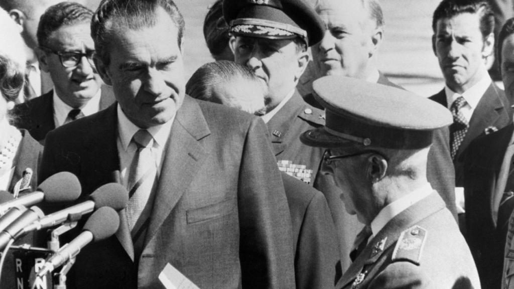 Nixon escucha atentamente el discurso de Franco.