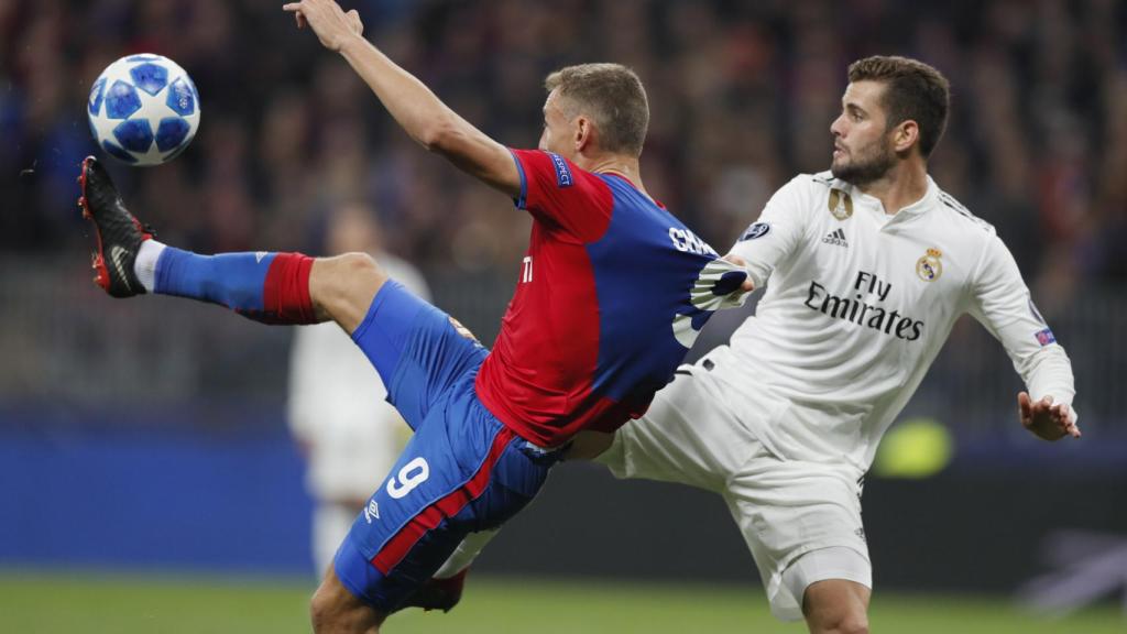 Fedor Chalov contra Nacho en el CSKA Moscú - Real Madrid
