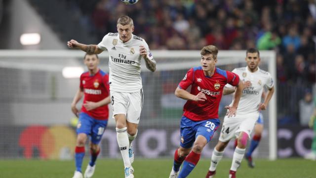 Toni Kroos roba un balón ante Jaka Bijol