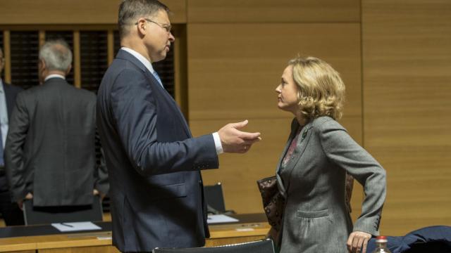 La ministra Calviño conversa con el vicepresidente Dombrovskis durante el Ecofin tras el que se aprobó la rebaja del IVA a las publicaciones digitales.