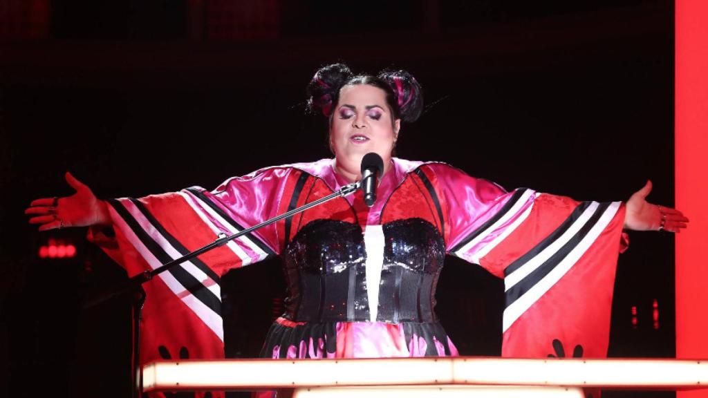 Brays Efe como Netta.