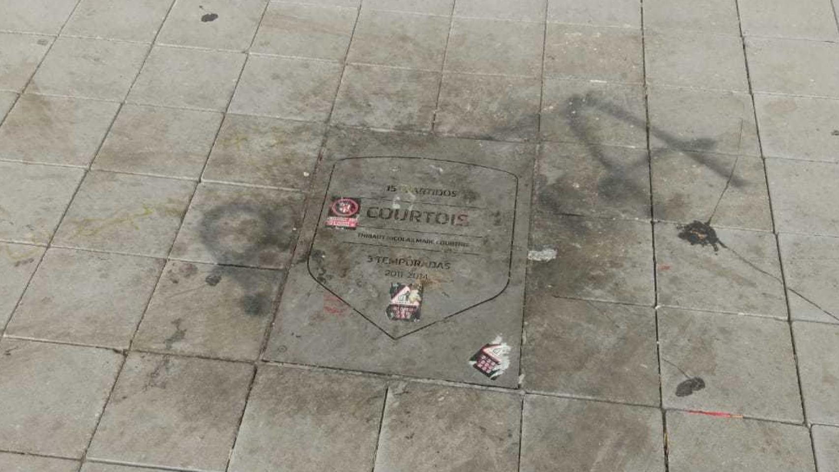 La placa de Courtois, destrozada. Foto: Daniel Mata / EL ESPAÑOL