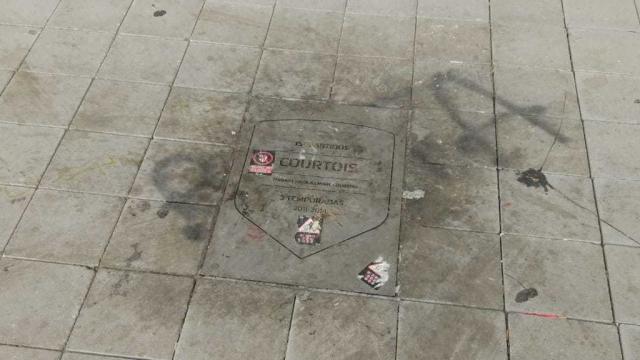 La placa de Courtois, destrozada. Foto: Daniel Mata  / EL ESPAÑOL