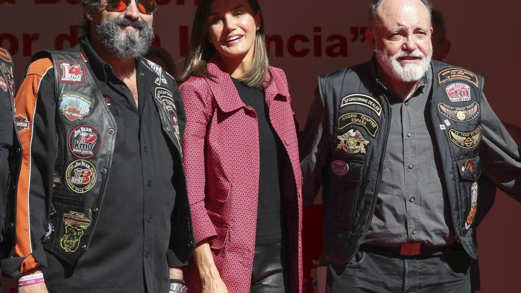La reina Letizia junto a un grupo de aficionados a las motos.