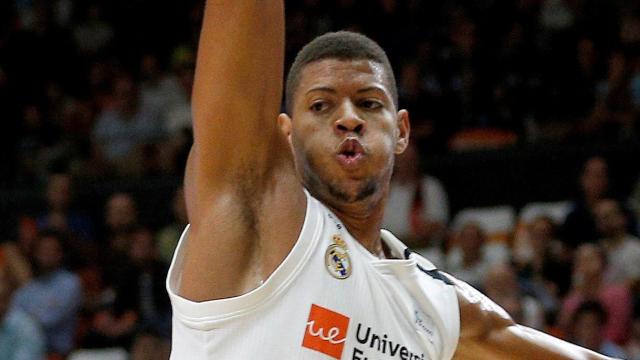 Tavares defendiendo la zona