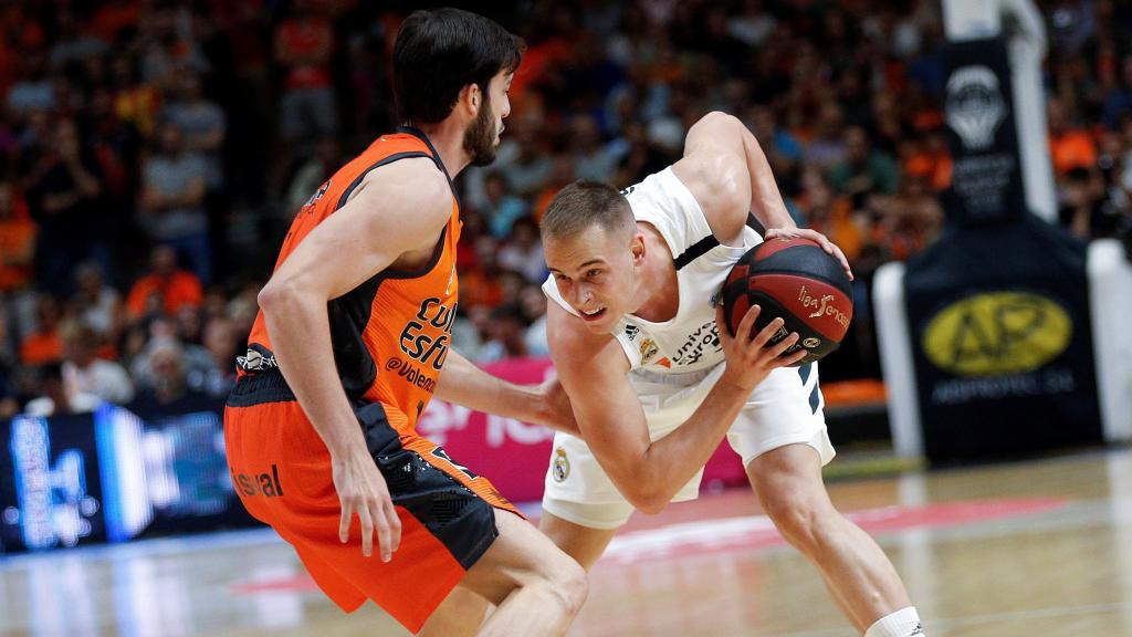 Prepelic protege la bola ante un defensor