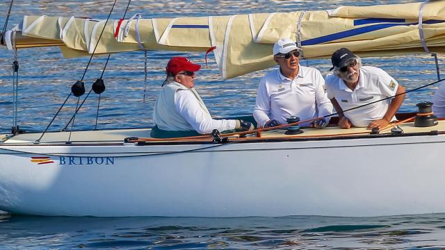Pedro Campos al lado de Juan Carlos I en Sanxenxo.
