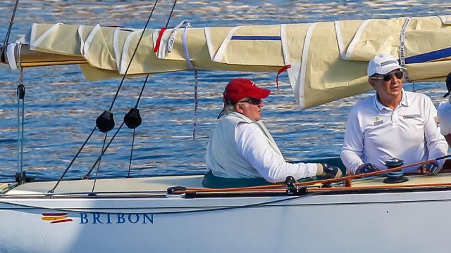 El rey, junto a su mejor amigo en Sanxenxo, Pedro Campos, regateando en el Bribón.