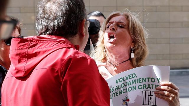 Consuel Ordoñez se enfrenta a uno de los asistentes al acto en favor de miembros de ETA en Tolosa.