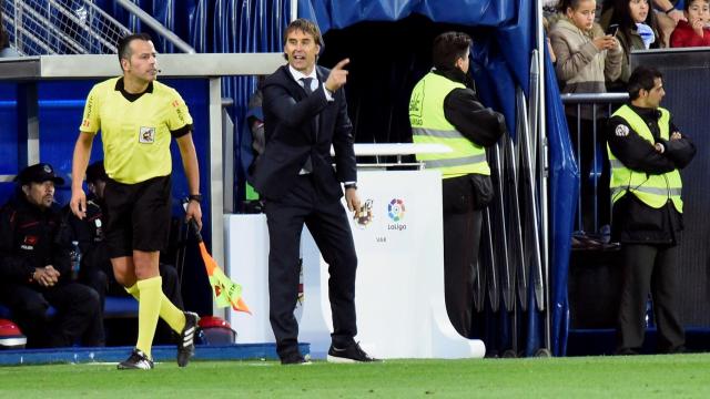 Lopetegui da órdenes desde la banda de Mendizorroza a sus jugadores