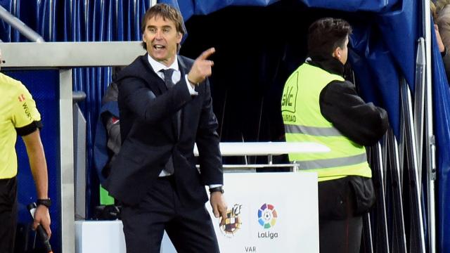 Lopetegui da órdenes desde la banda de Mendizorroza a sus jugadores