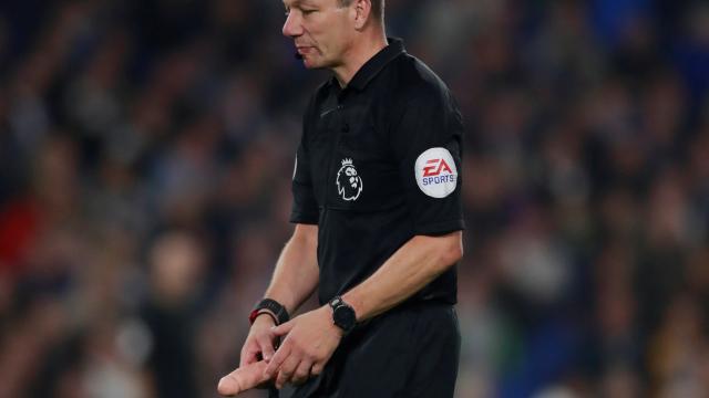 El colegiado del Brighton - West Ham recoge un pene de goma lanzado al campo