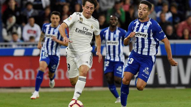 Álvaro Odriozola dirigiendo un balón ante el Alavés