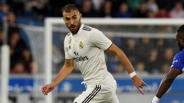 Karim Benzema controlando un balón ante el Alavés