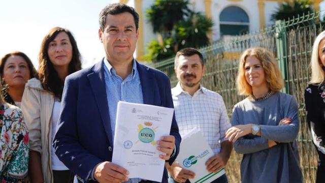 En primer plano, el presidente del PP-A, Juan Manuel Moreno Bonilla, junto a dirigentes de su partido a las puertas del club sevillano en el que más dinero público se gastaron varios altos cargos de la Junta en prostitutas.