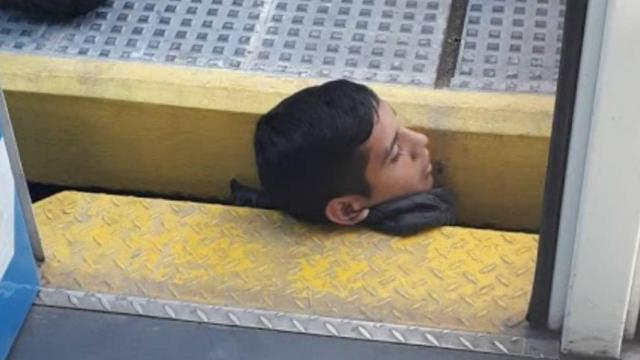 El joven estaba completamente inmovilizado.