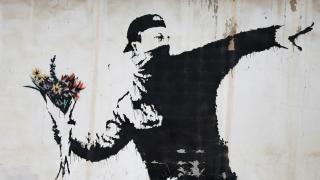 Célebre obra de Banksy. Love is in the air.