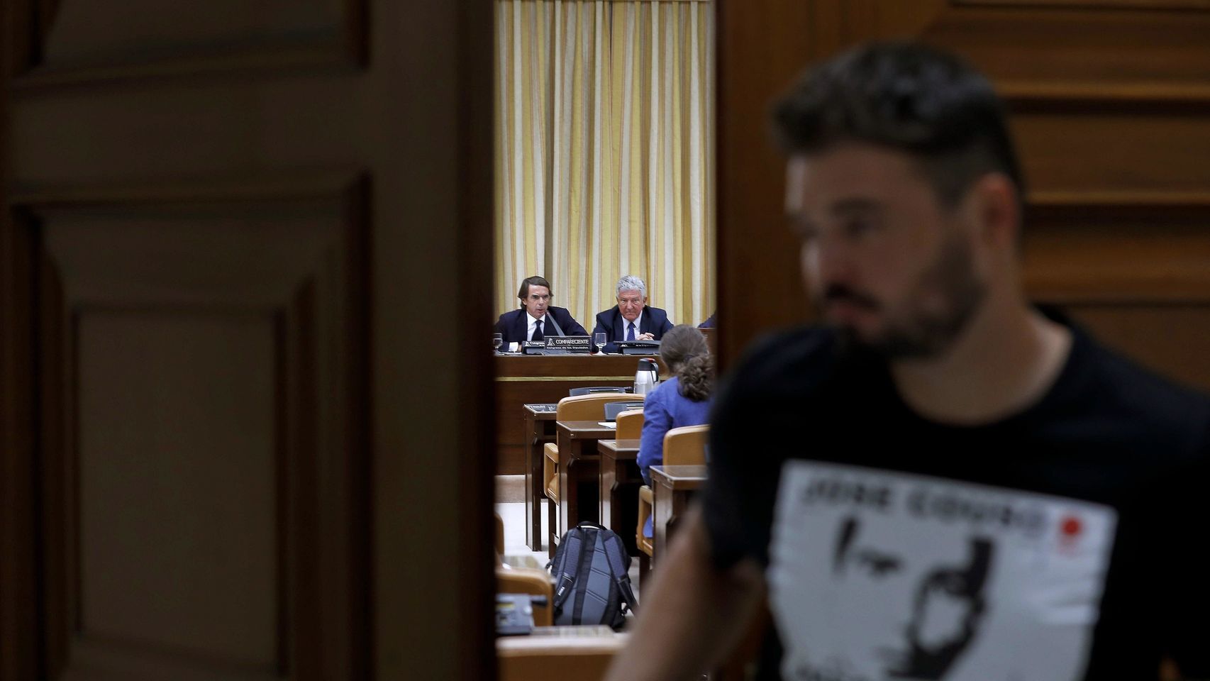 José María Aznar, al fondo, y el diputado Gabriel Rufián en primera plana.