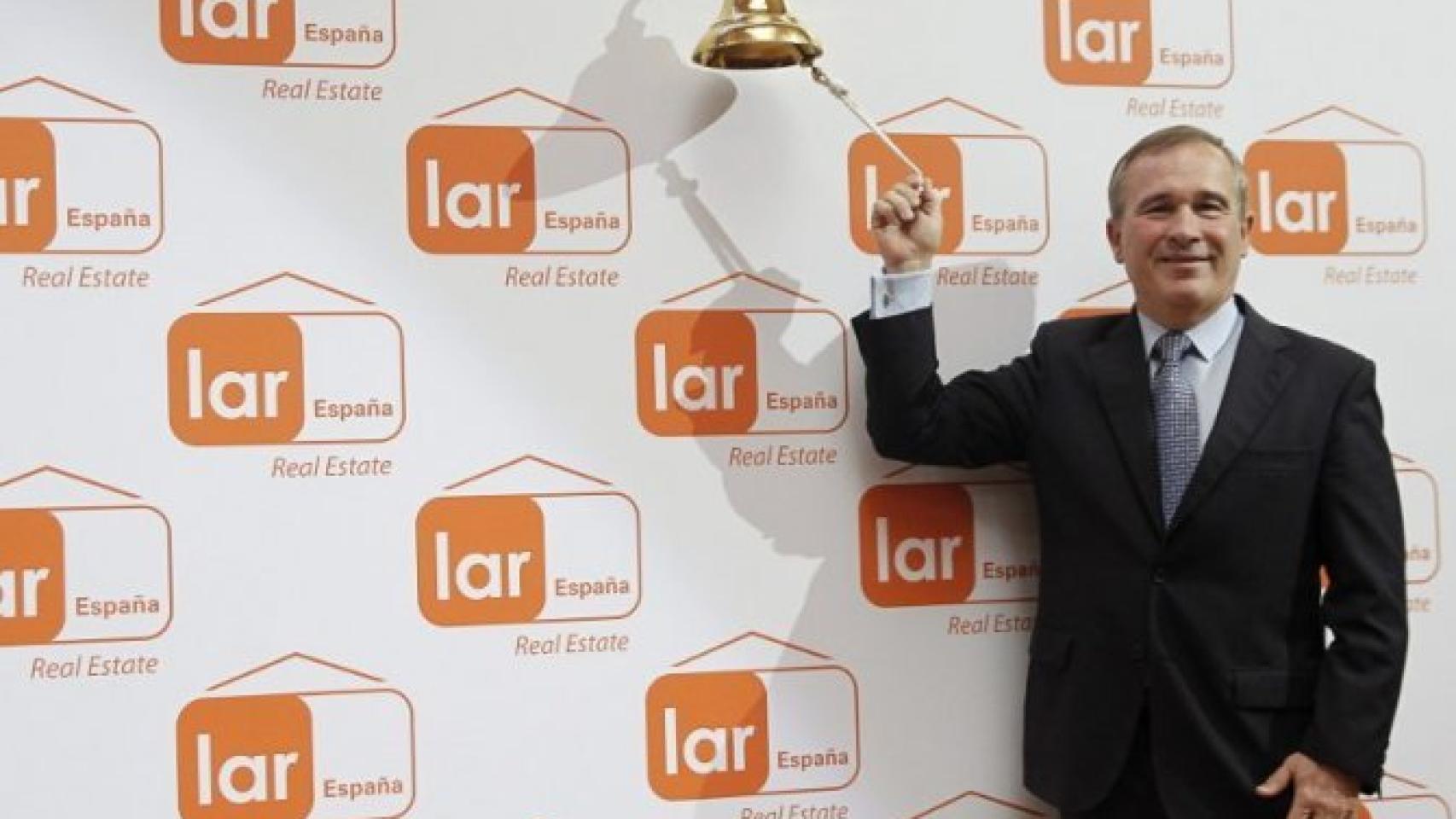 El presidente de Lar España Real Estate, José Luis del Valle,en el tradicional toque de campana en la Bolsa de Madrid.