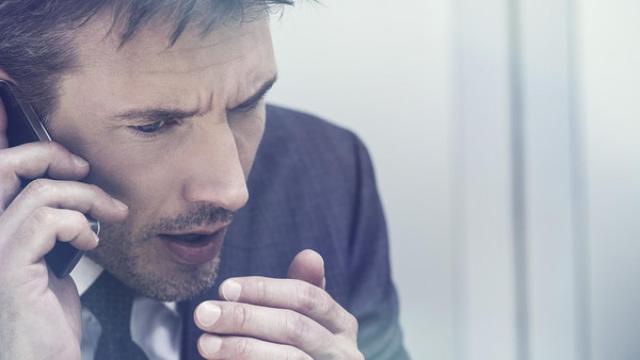 Un hombre enfadado al teléfono en una imagen de archivo.