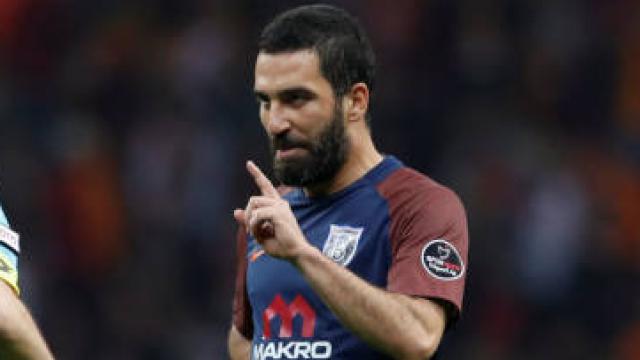Arda Turan, tras protestar una acción
