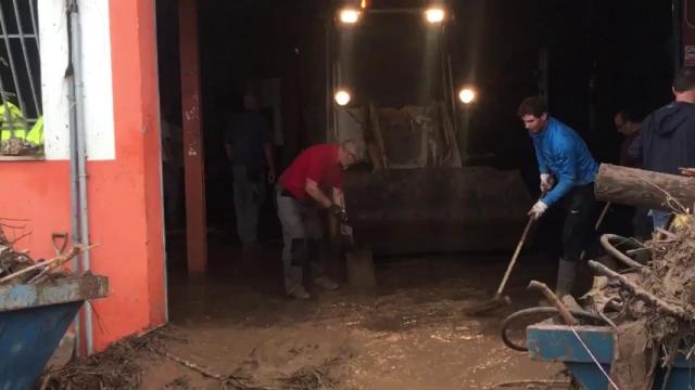 Rafael Nadal colabora en las tareas de recuperación tras las inundaciones de Mallorca Foto: Twitter (@cmarquezdaniel)