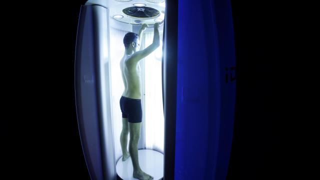 Un usuario de una cabina de bronceado en Nueva York en 2010.