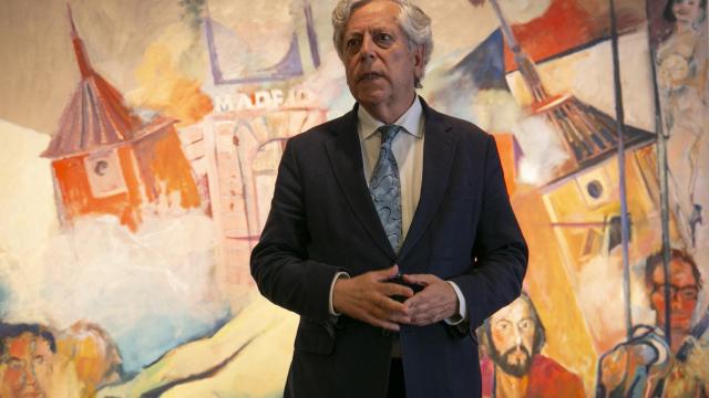 El cuadro tras Aguilar simula la explosión controlada que acabó con el diario Madrid.