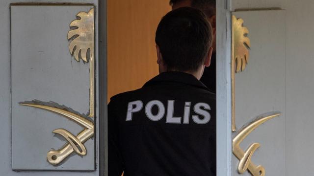 Un policía turco entra en el consulado.