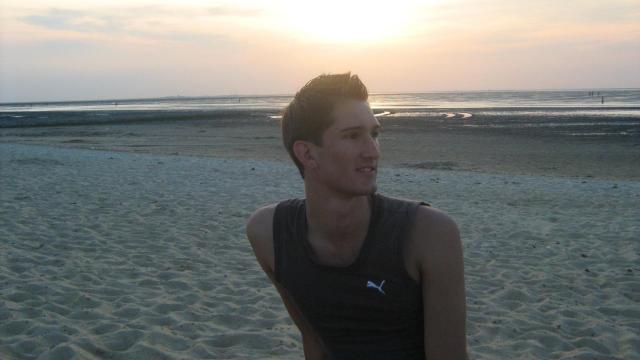 Bastian posa en una playa de vacaciones.