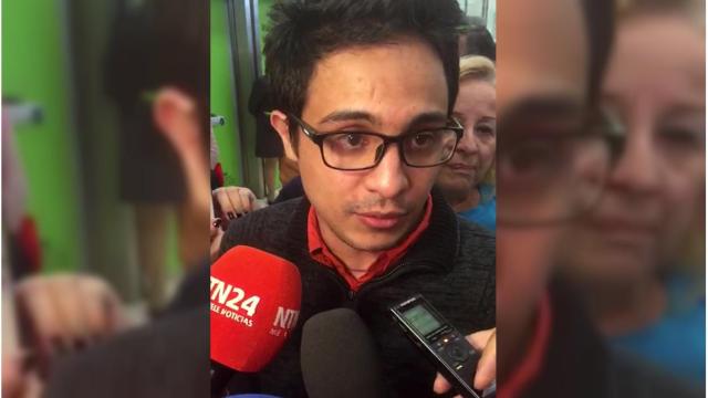 Lorent Saleh, expreso político venezolano, atiende a los medios a su llegada al Aeropuerto Adolfo Suárez-Madrid Barajas.