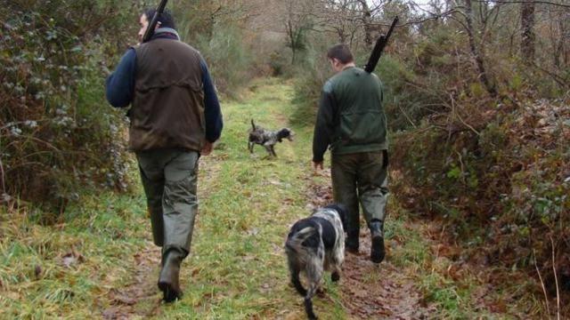 Cazadores en una imagen de archivo