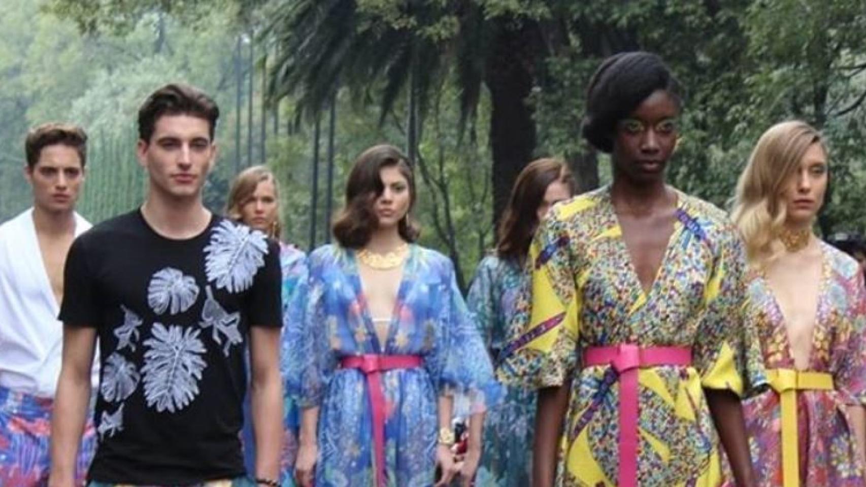 Algunos modelos durante el desfile.