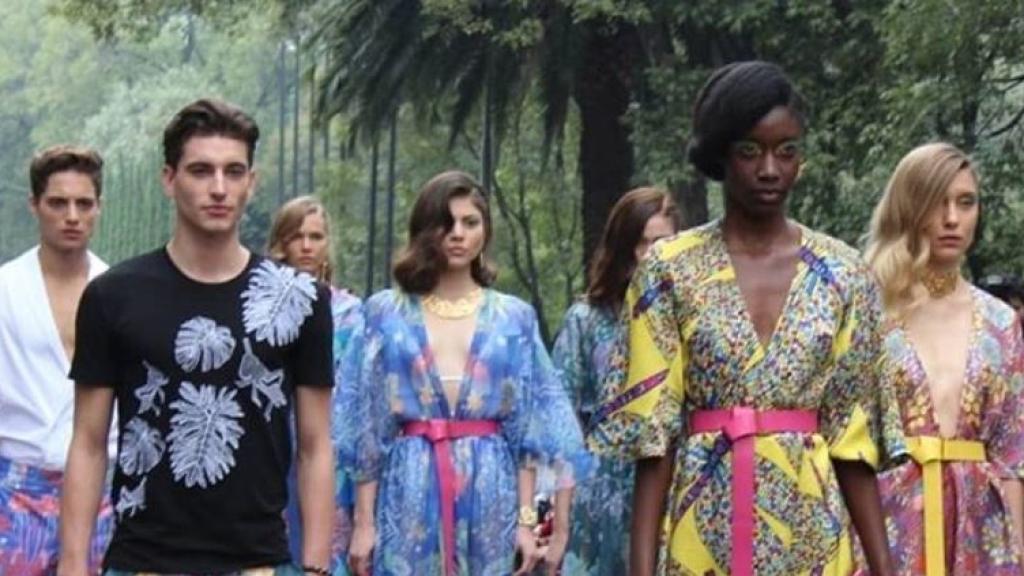 Algunos modelos durante el desfile.